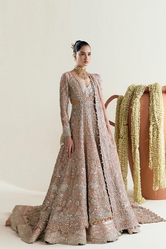 Champagne Gota outfit